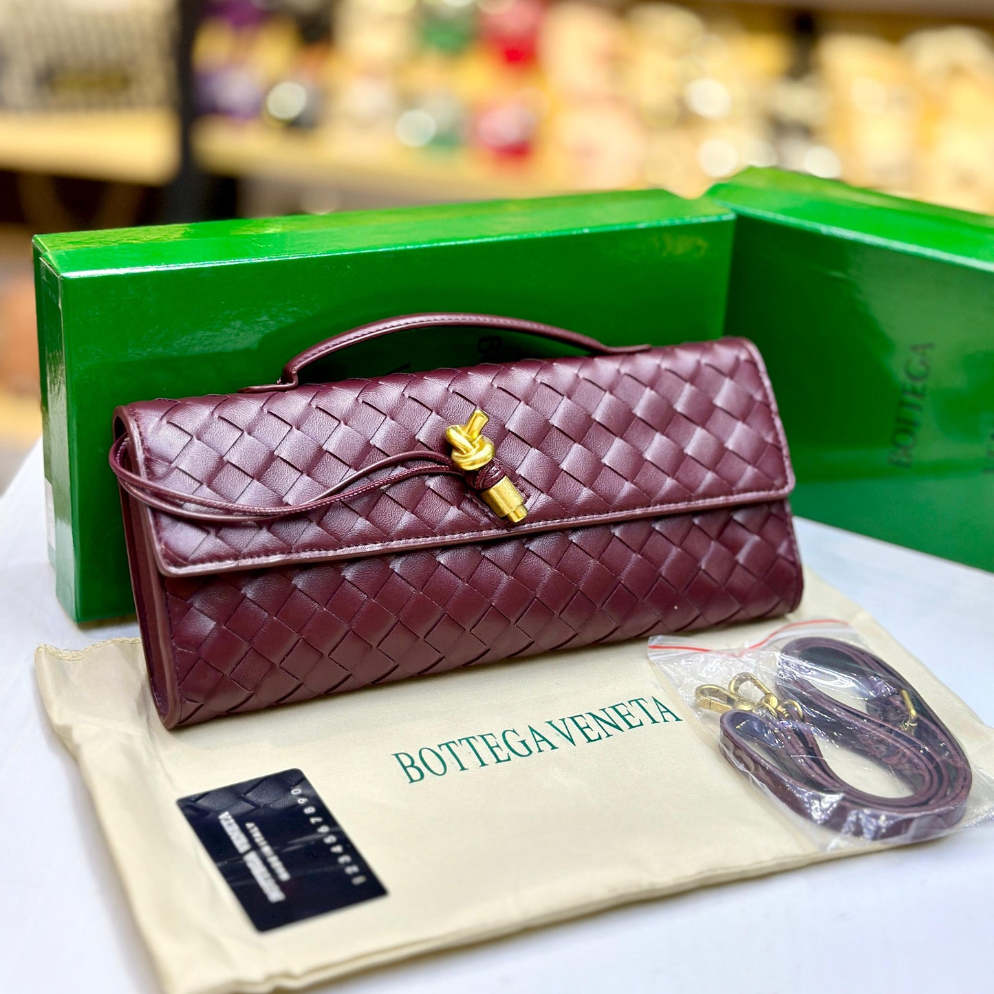 Famous Brand Bot-tega Ven-eta Andiamo Glossy Look Long Clutch Bag for Women