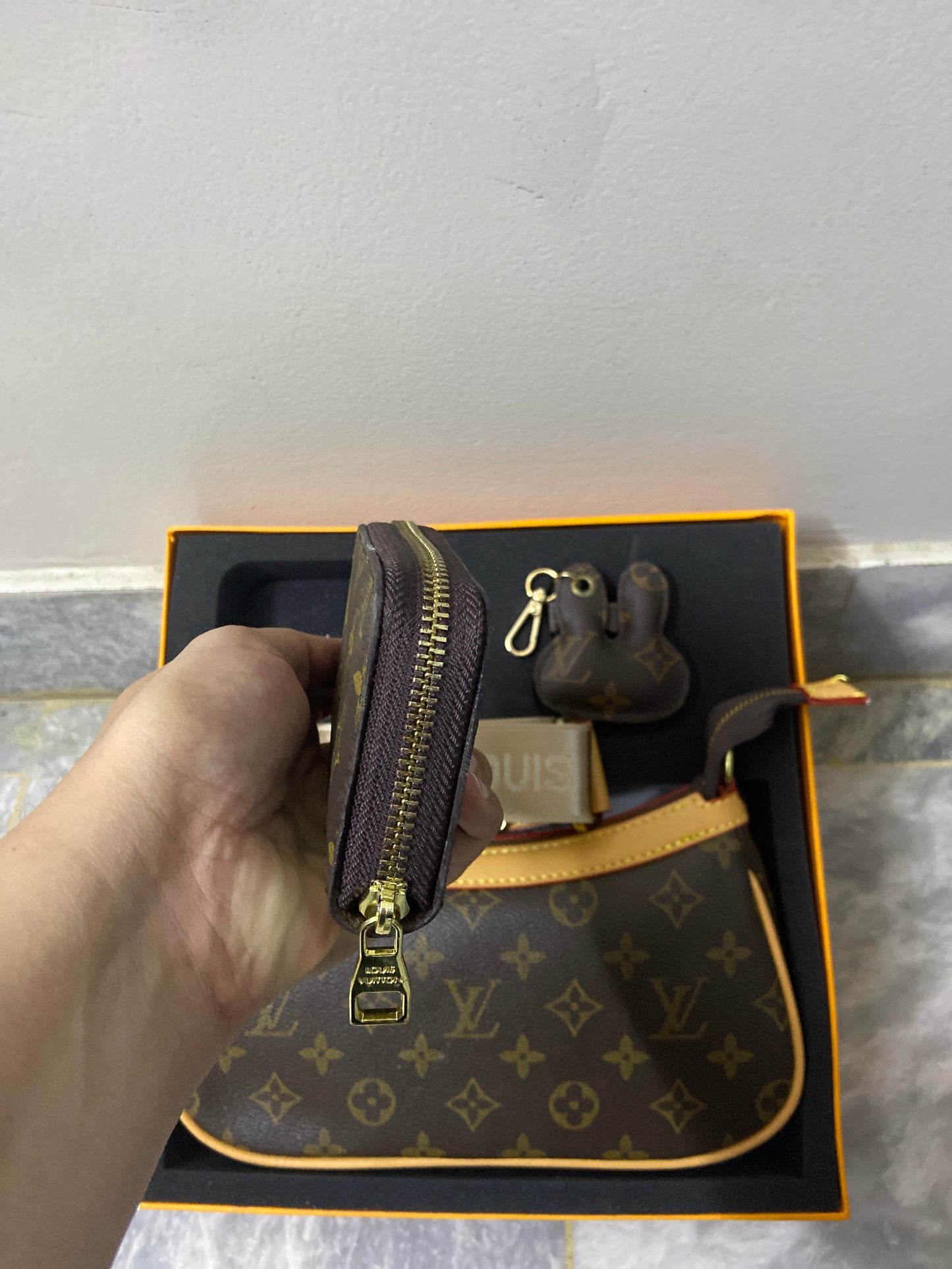 L-V Lou-is Vui-tton Shoulder / Crossbody bag with keychain and wallet gift box 3 in 1 for Women