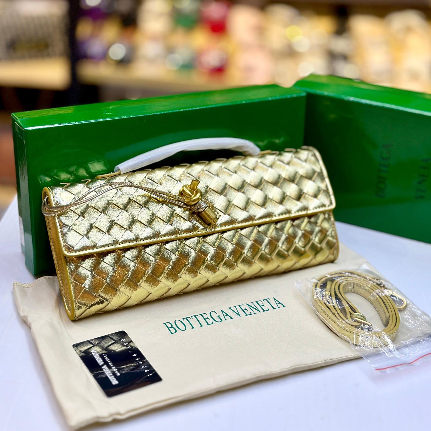 Famous Brand Bot-tega Ven-eta Andiamo Glossy Look Long Clutch Bag for Women