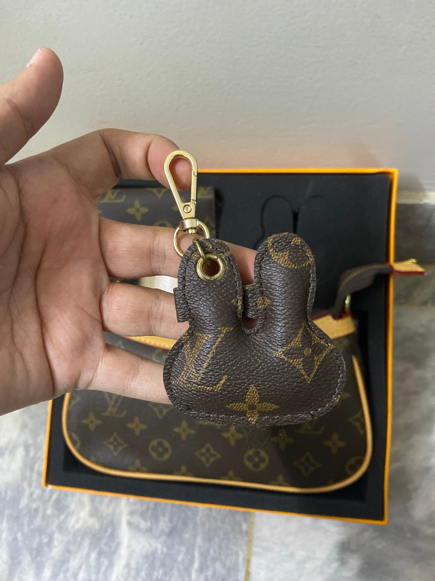 L-V Lou-is Vui-tton Shoulder / Crossbody bag with keychain and wallet gift box 3 in 1 for Women