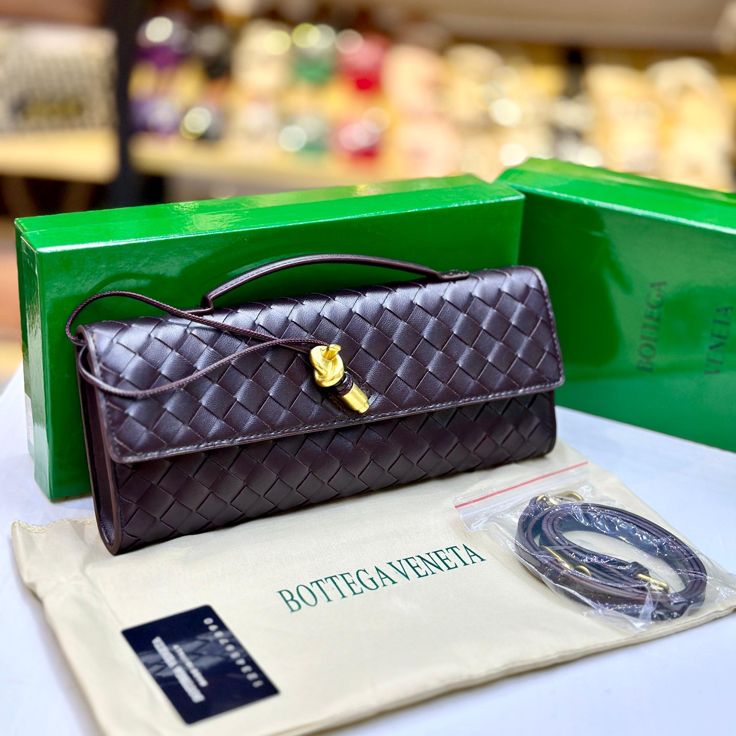 Famous Brand Bot-tega Ven-eta Andiamo Glossy Look Long Clutch Bag for Women