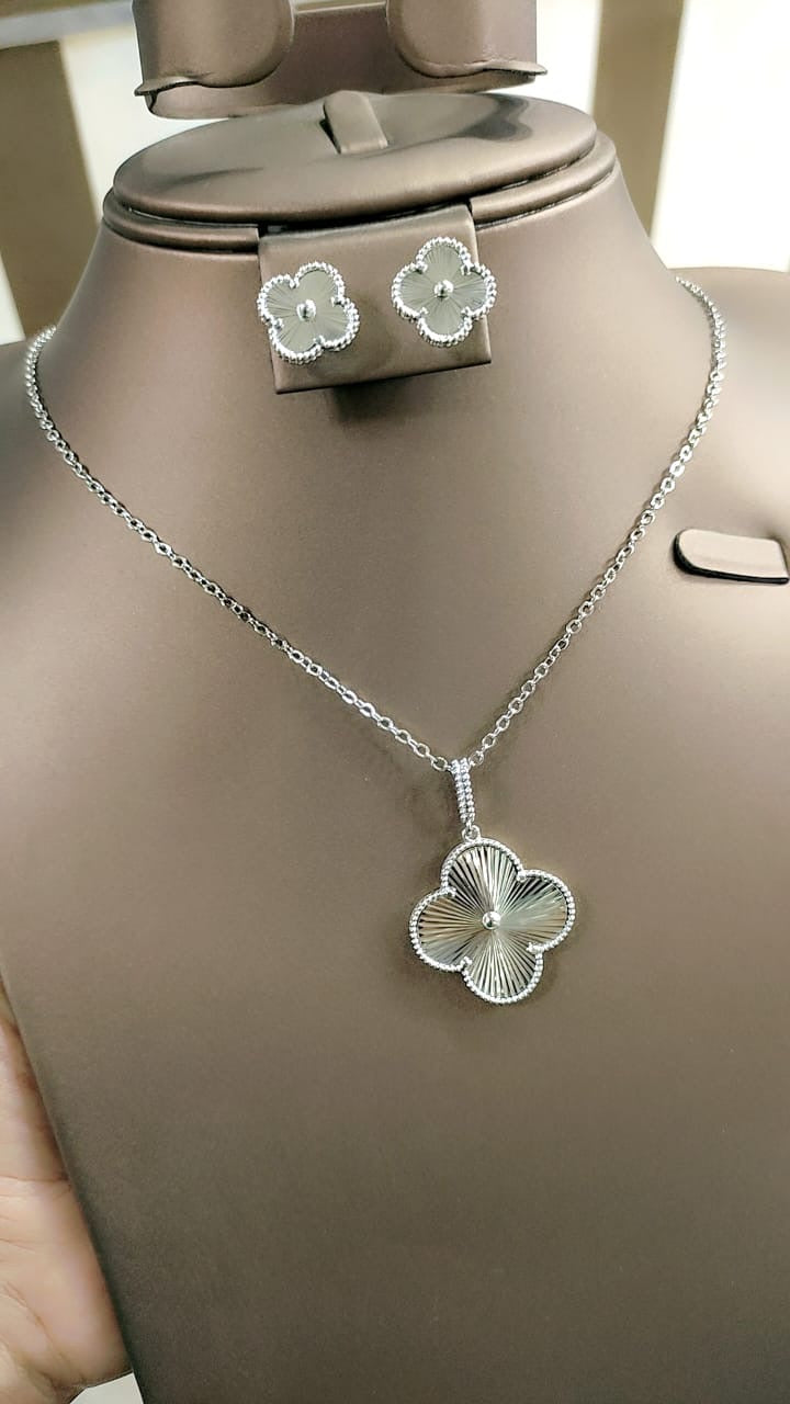 Premium Quality Van Cleef and Arpels Necklace and Studs Set for Women