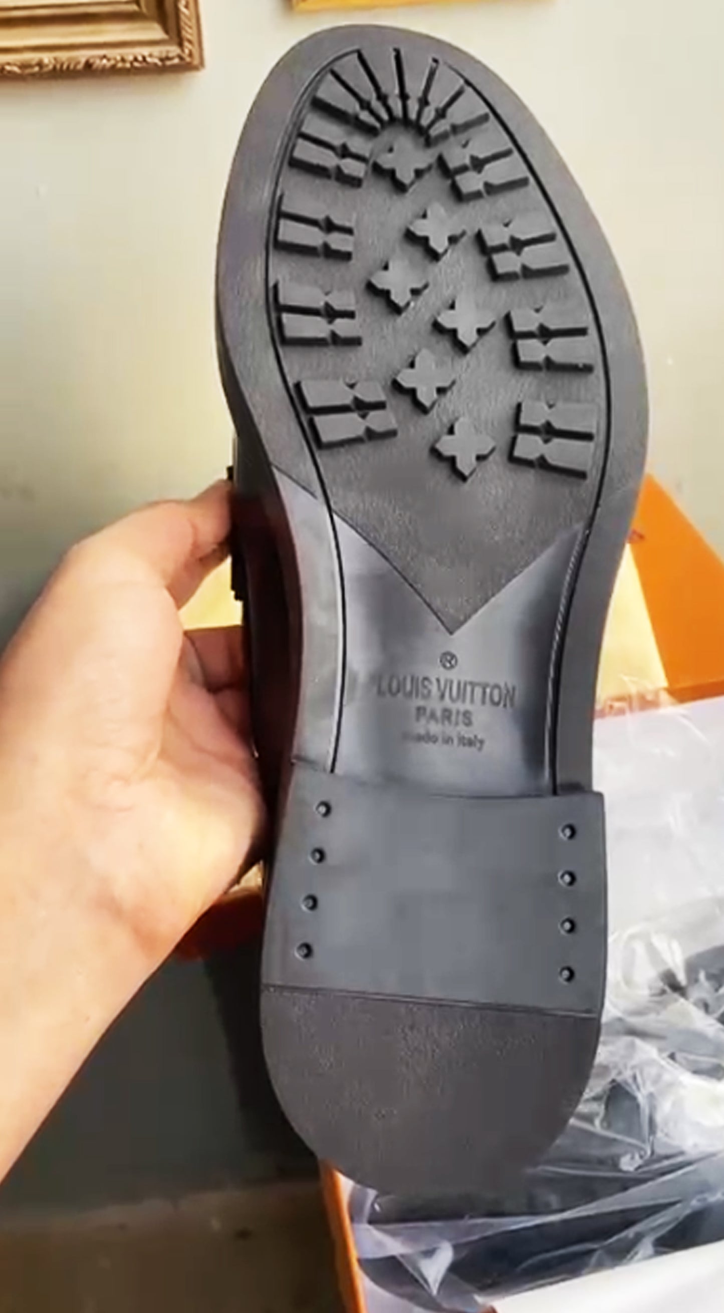 Luxury Brand L-V  Lo-uis Vui-tton  Leather Business Shoes for Men (Pre Order)