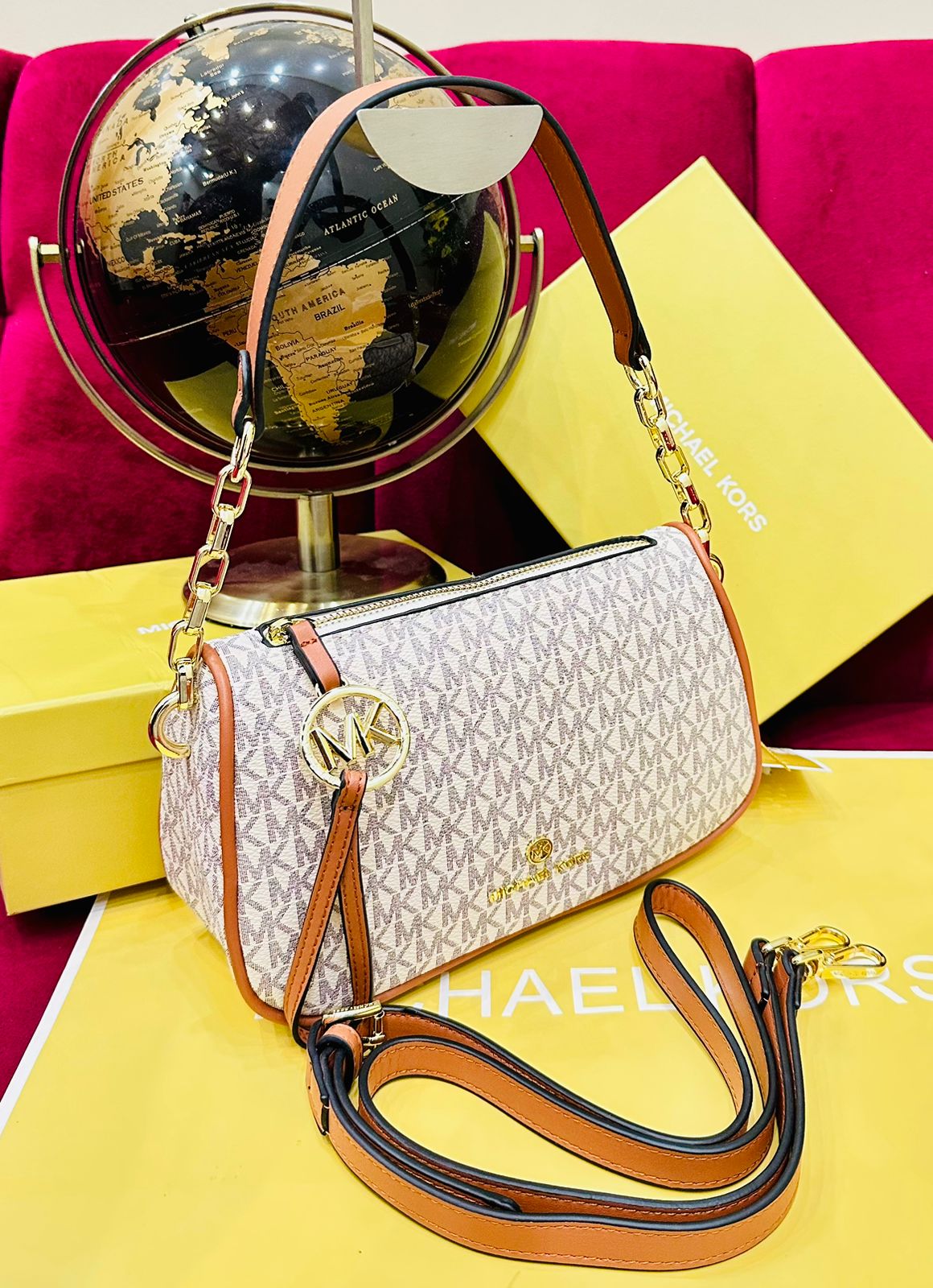 Michael Kors MK Jet Set Zip-Up Shoulder Bag Off white