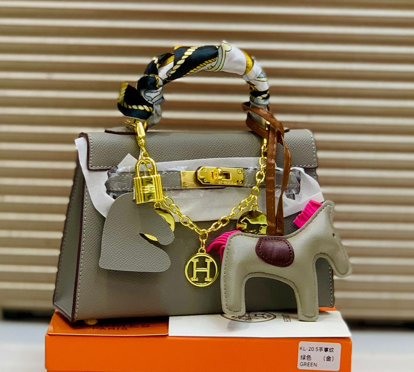 Famous Brand Her-mes Kelly 20cm with Horse and Ornament Handbag for Women