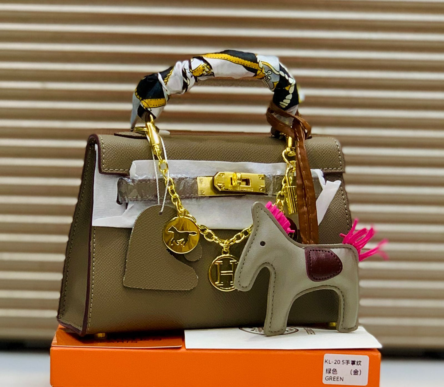Famous Brand Her-mes Kelly 20cm with Horse and Ornament Handbag for Women