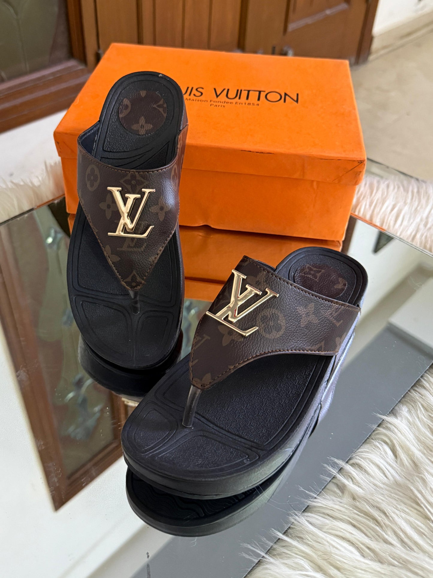 Famous L V Lou-is Vui-tton Slippers with Medicated Sole for Women