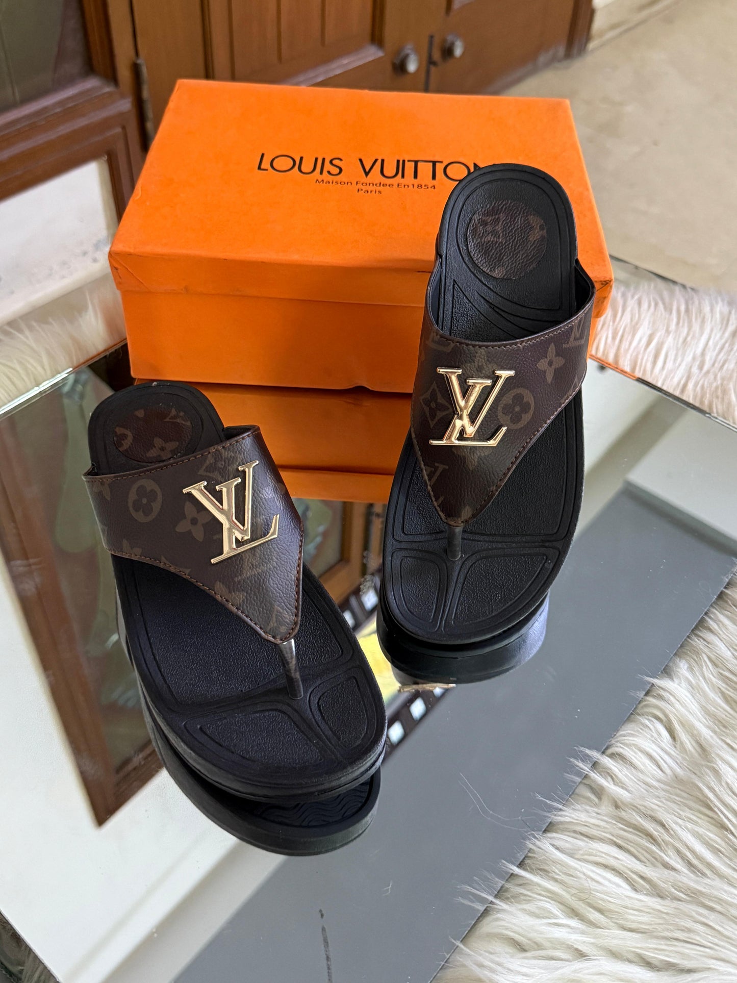 Famous L V Lou-is Vui-tton Slippers with Medicated Sole for Women