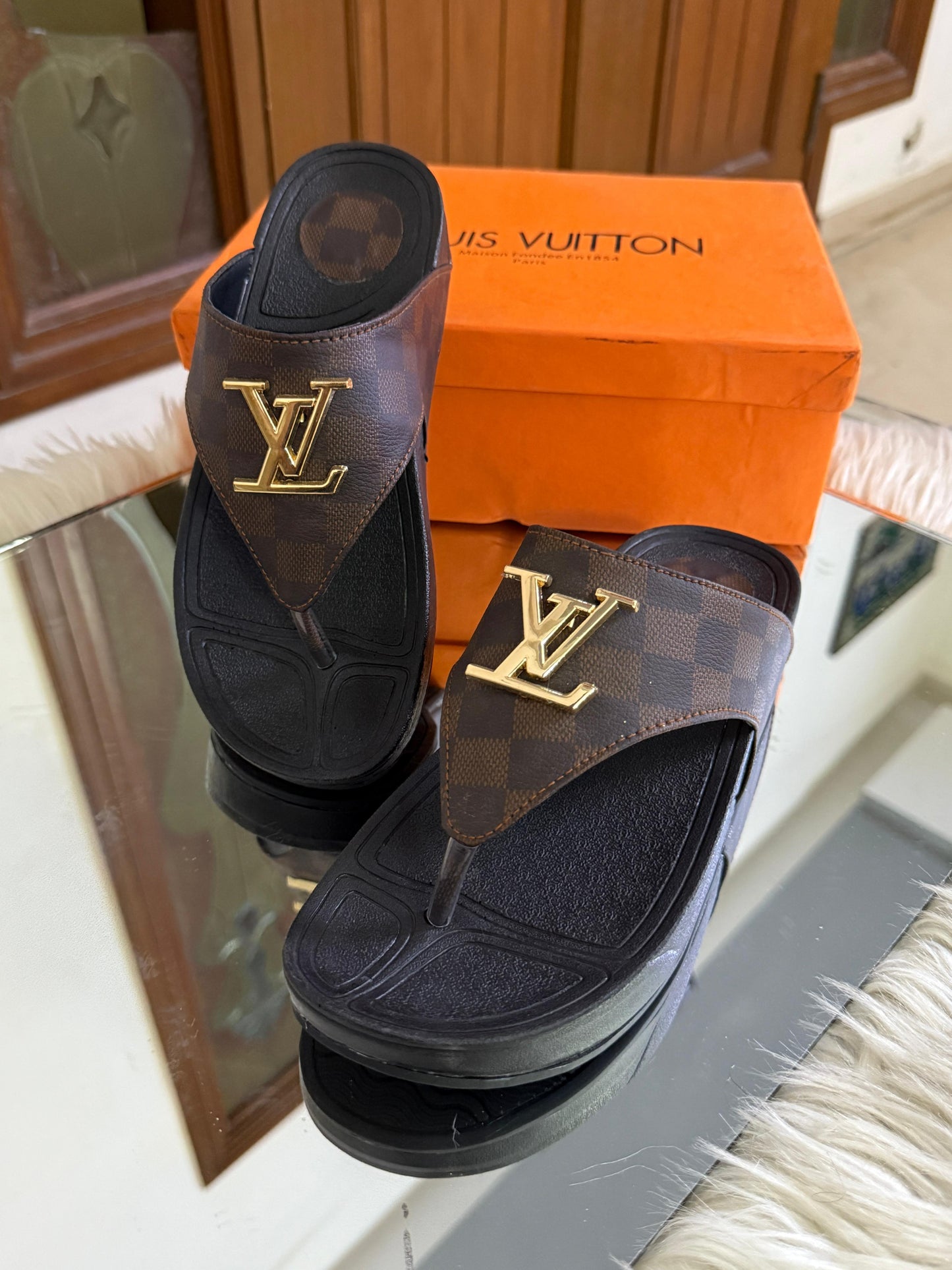 Famous L V Lou-is Vui-tton Slippers with Medicated Sole for Women