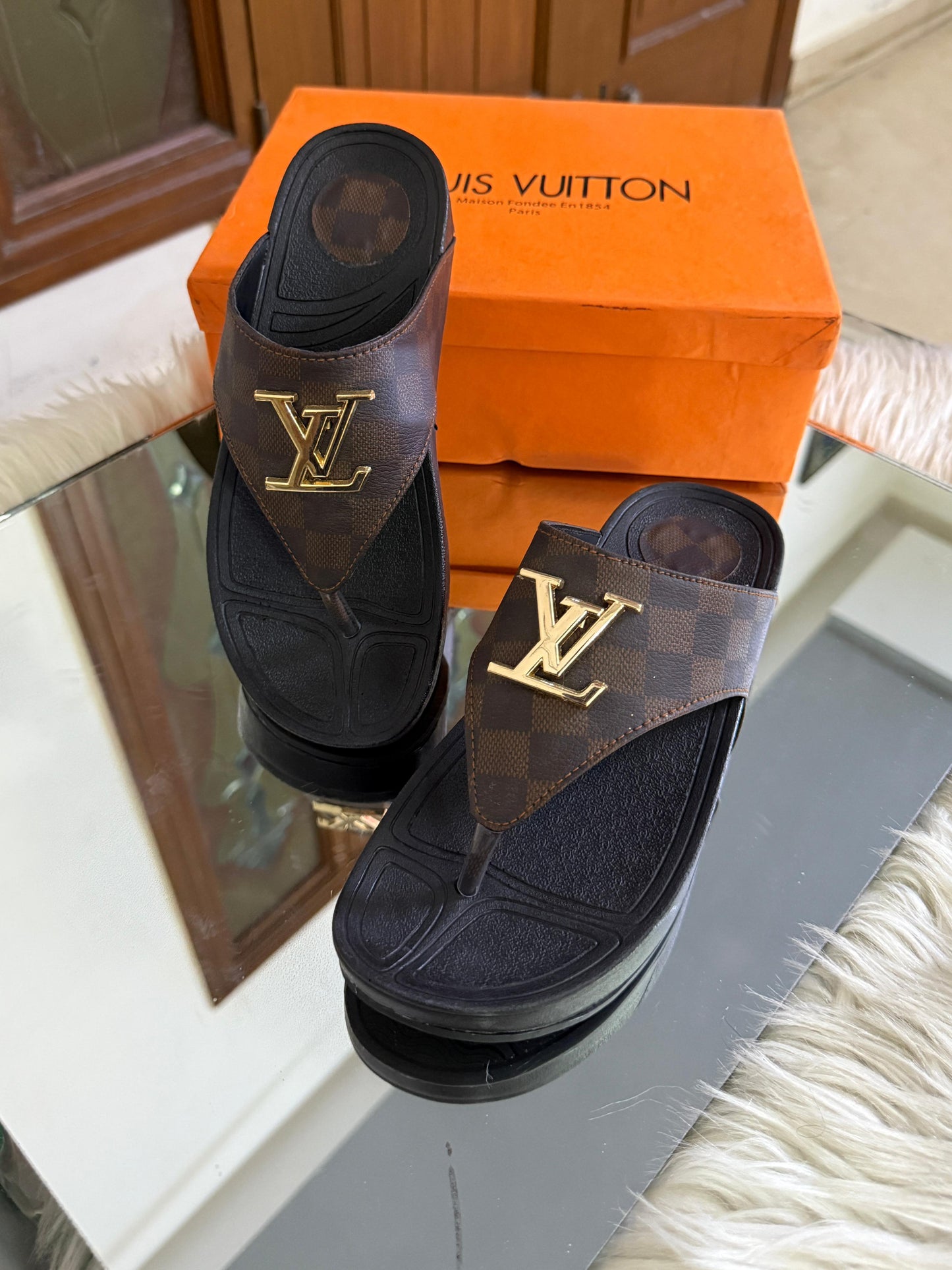 Famous L V Lou-is Vui-tton Slippers with Medicated Sole for Women