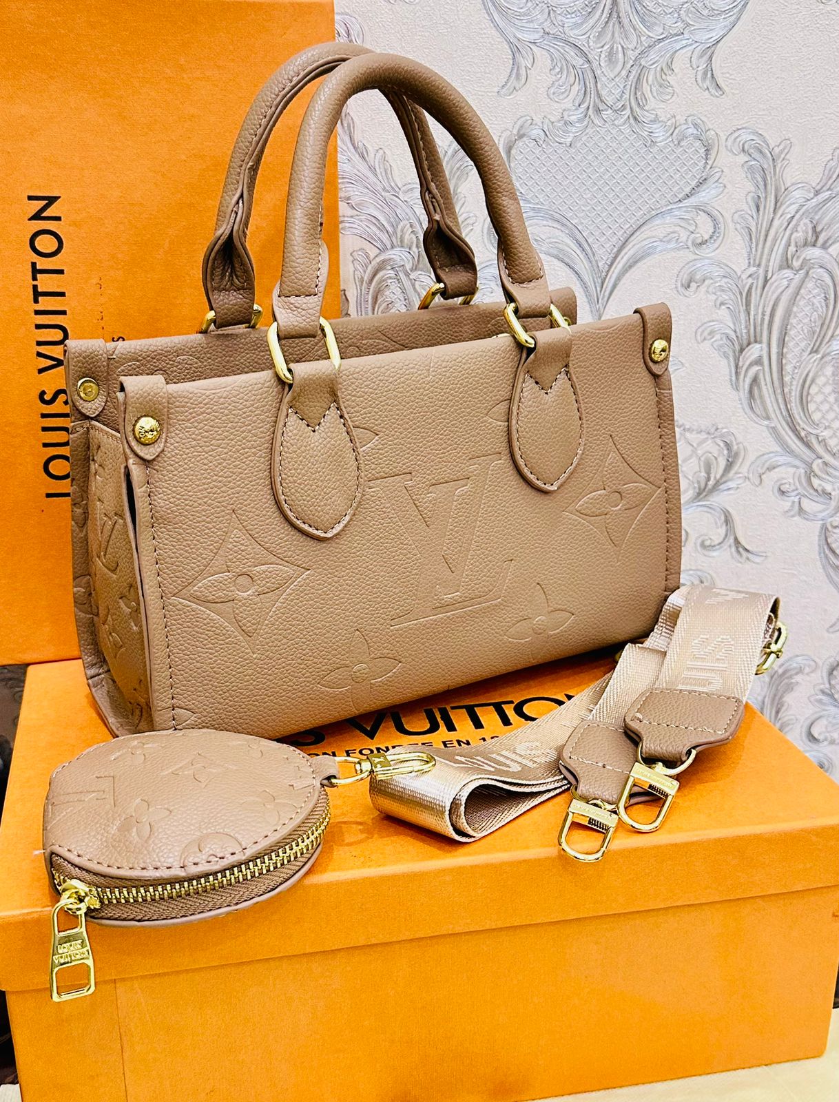 Louis Vuitton LV on the go Bag With belt and coin pouch