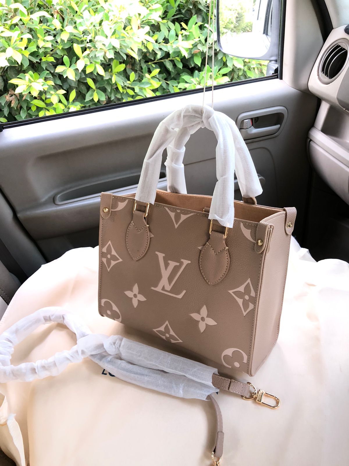 Famous L V Lou-is Vui-tton OnTheGo Bag Beige Color PM MM GM sizes Tote Bag for Women