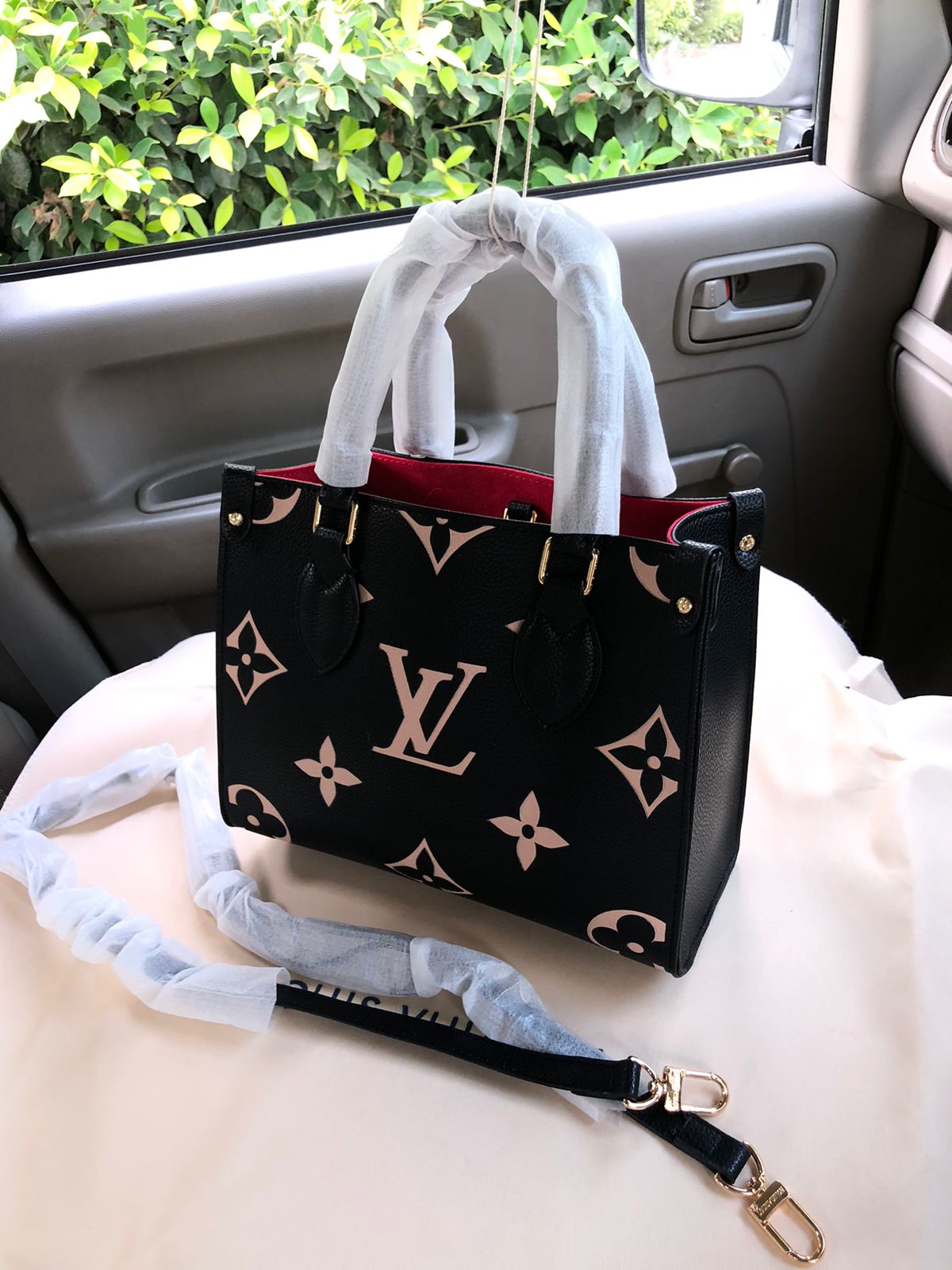 Famous L V Lou-is Vui-tton OnTheGo Bag Black with White Color PM MM GM sizes Tote Bag for Women