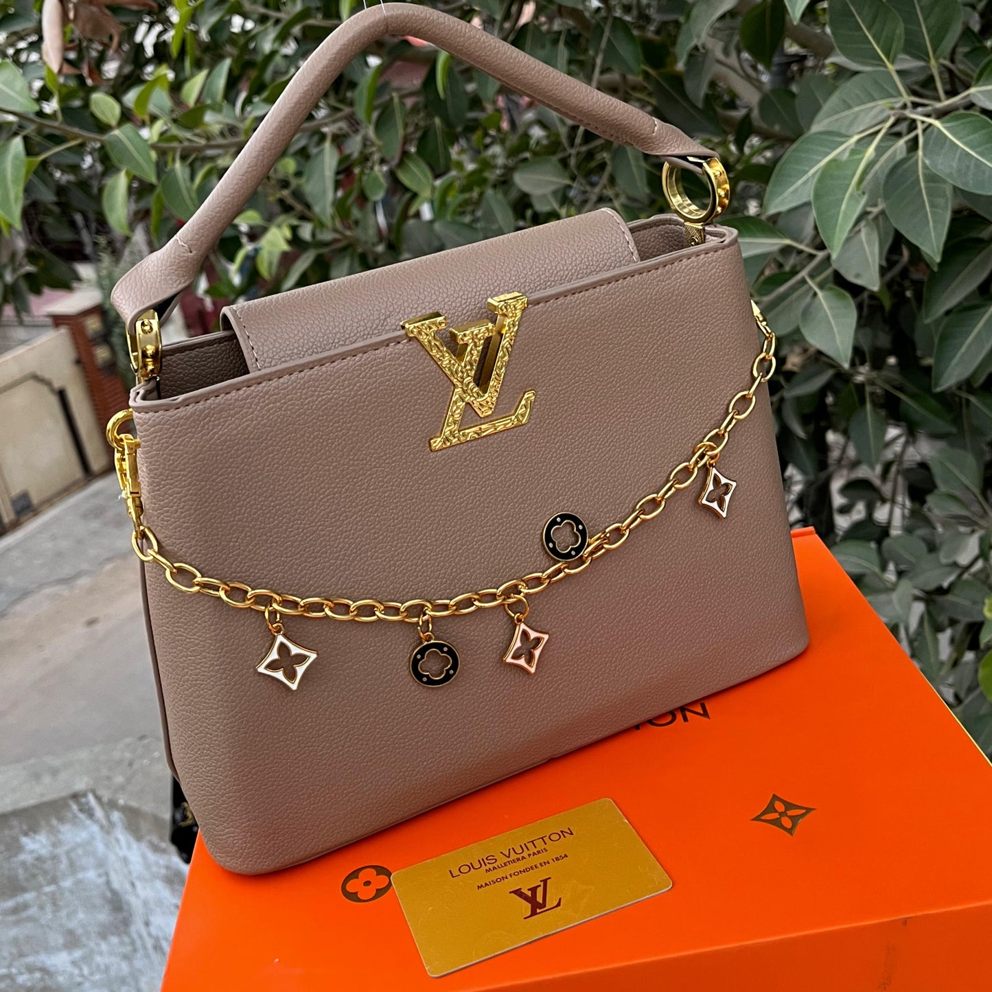 Luxury Brand L-V Lou-is Vui-tton Capucine Handbag for Women