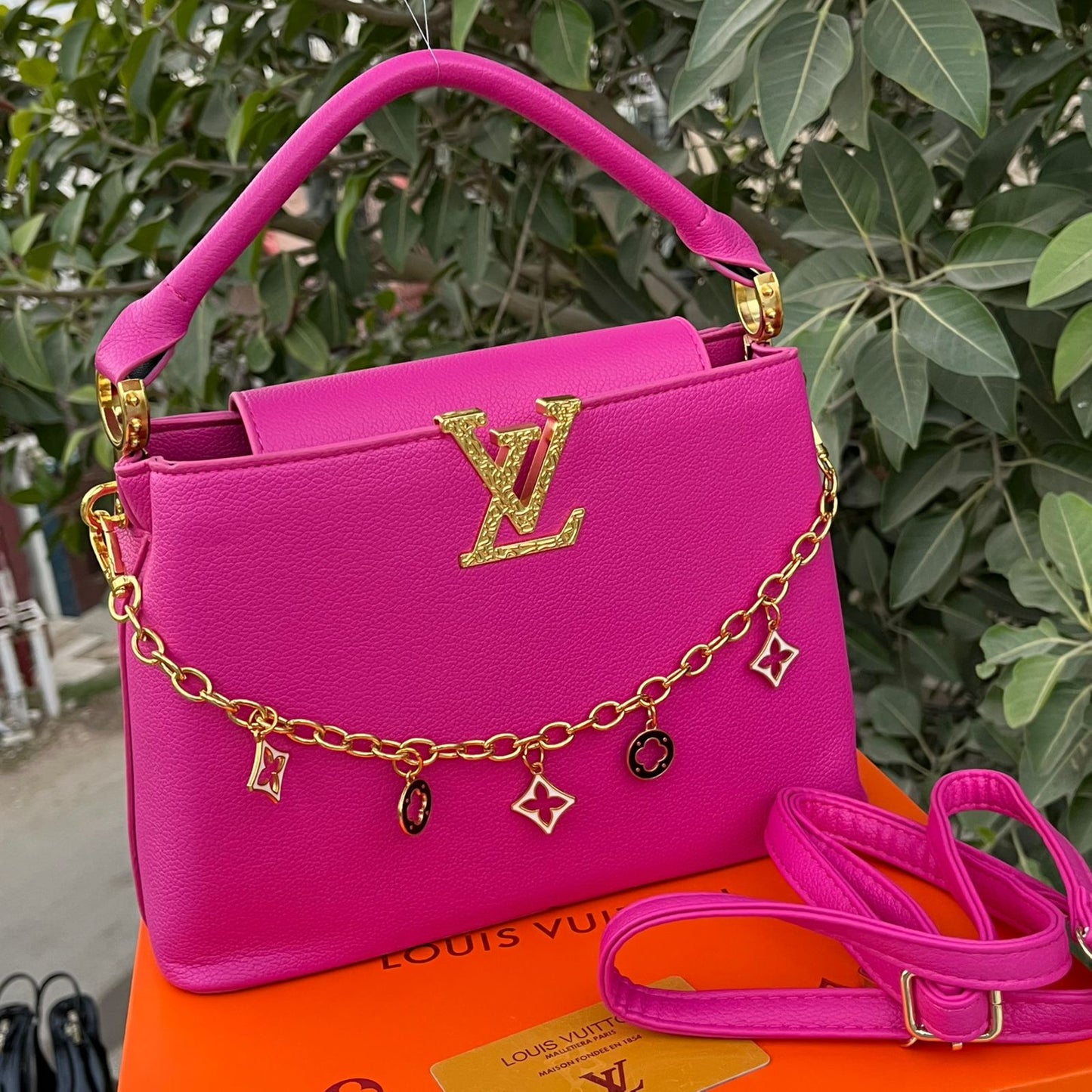 Luxury Brand L-V Lou-is Vui-tton Capucine Handbag for Women