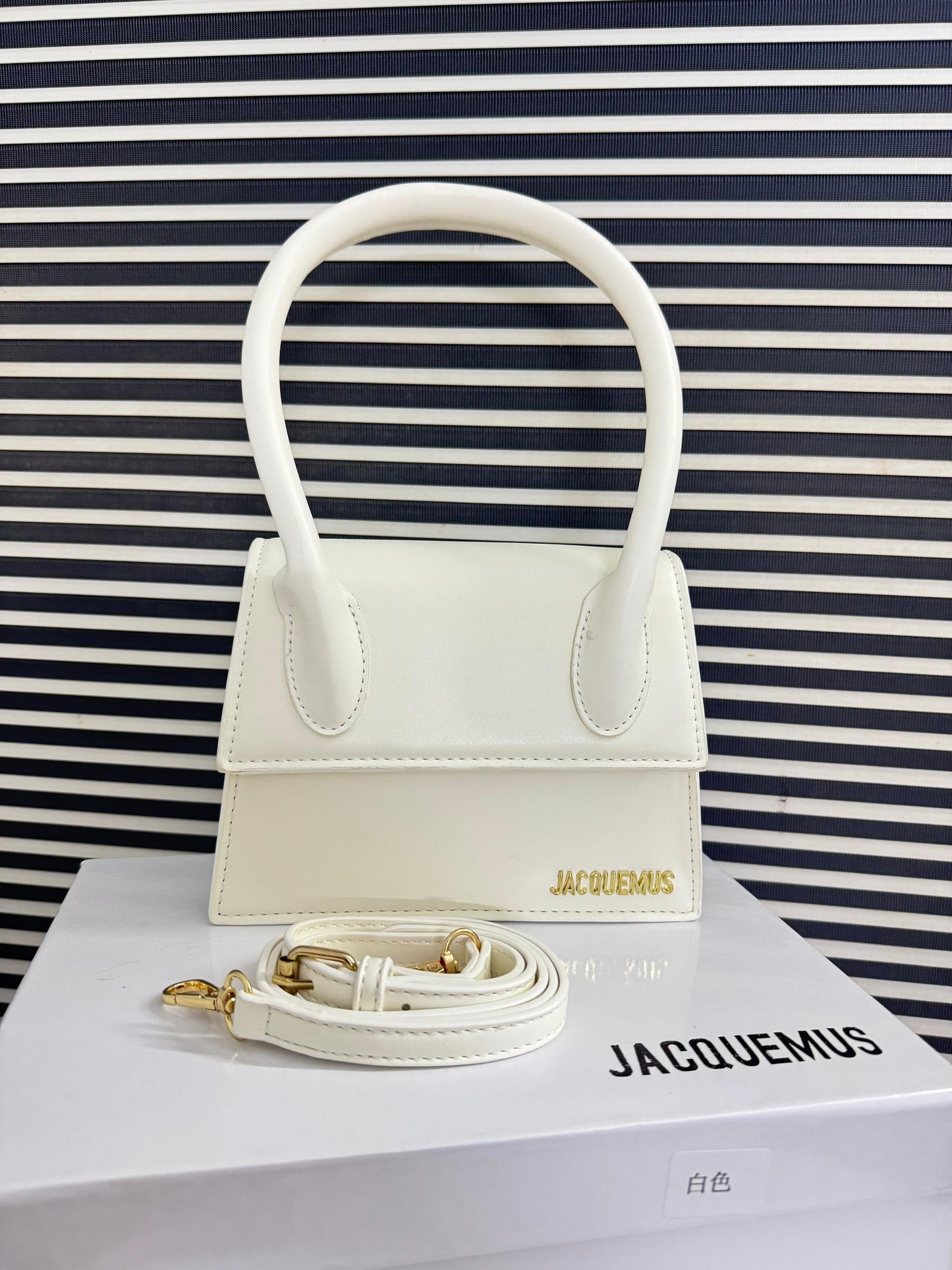 Jacq-uemus Le Chiquito Moyen Handbag for Women