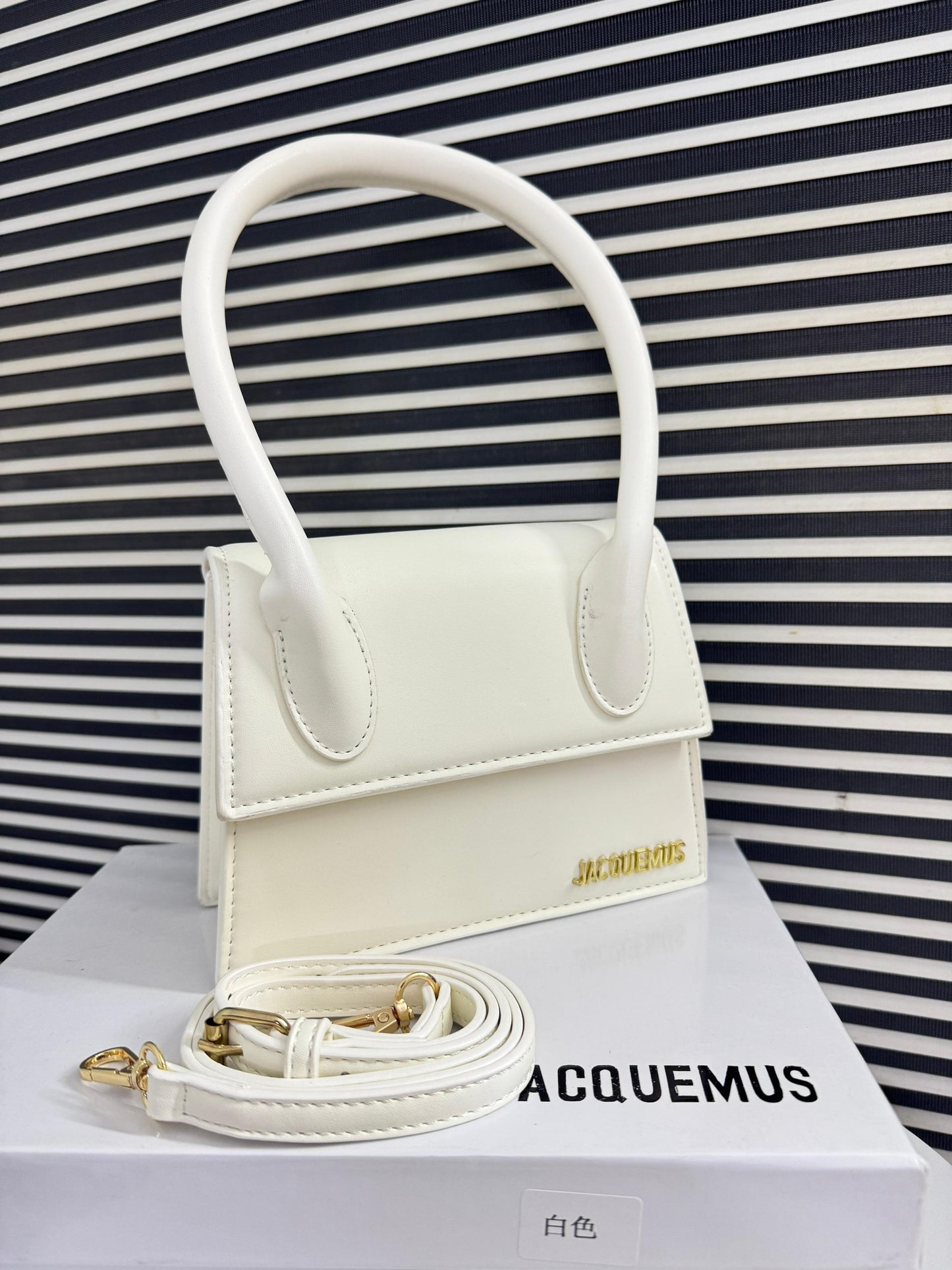 Jacq-uemus Le Chiquito Moyen Handbag for Women