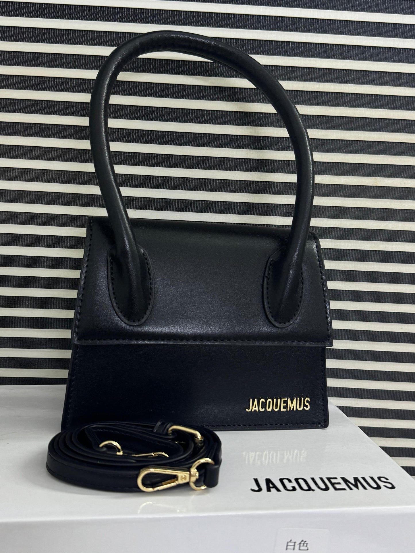 Jacq-uemus Le Chiquito Moyen Handbag for Women