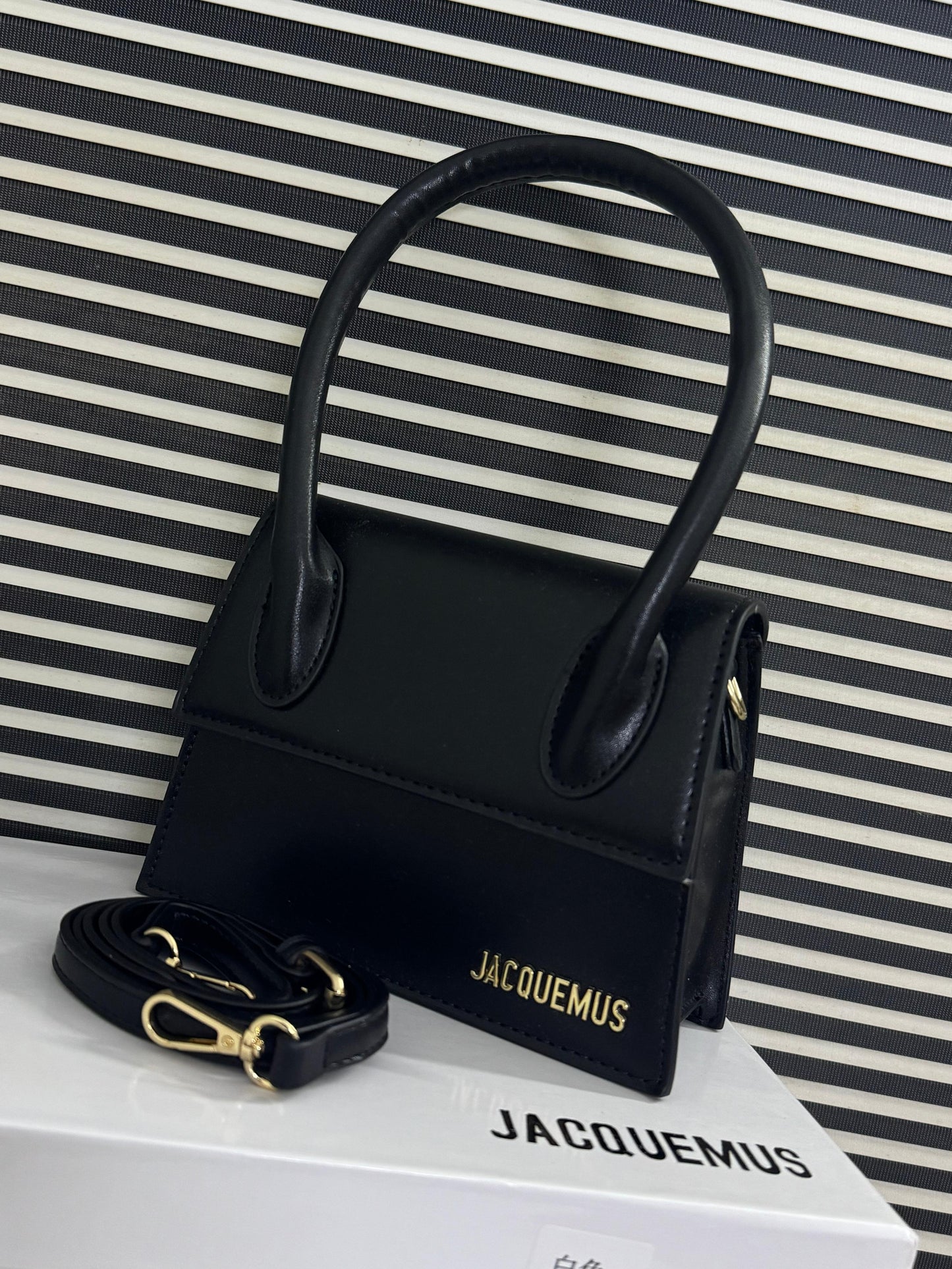 Jacq-uemus Le Chiquito Moyen Handbag for Women