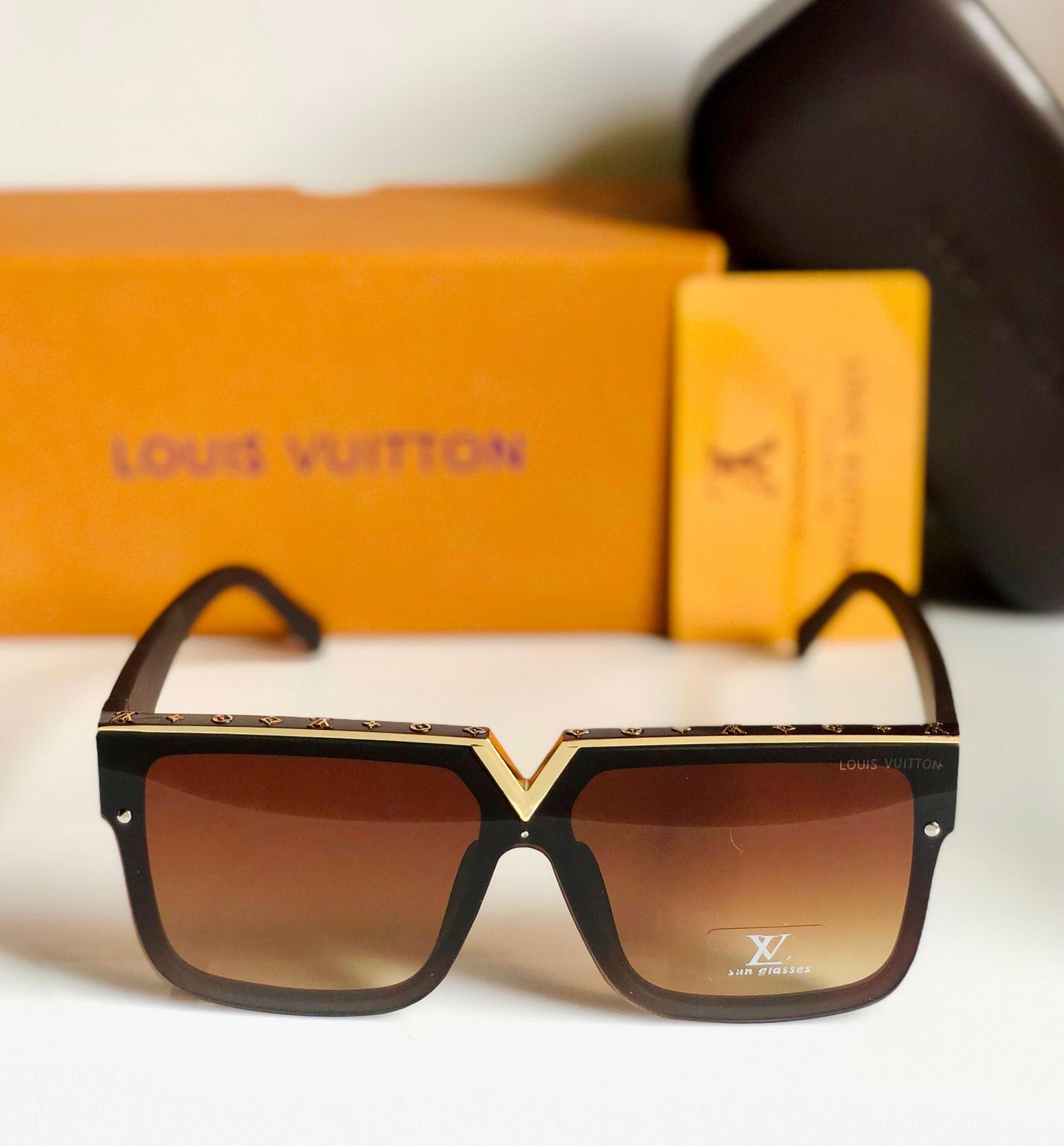 Lve Sunglasses for Men and Women Unisex Model