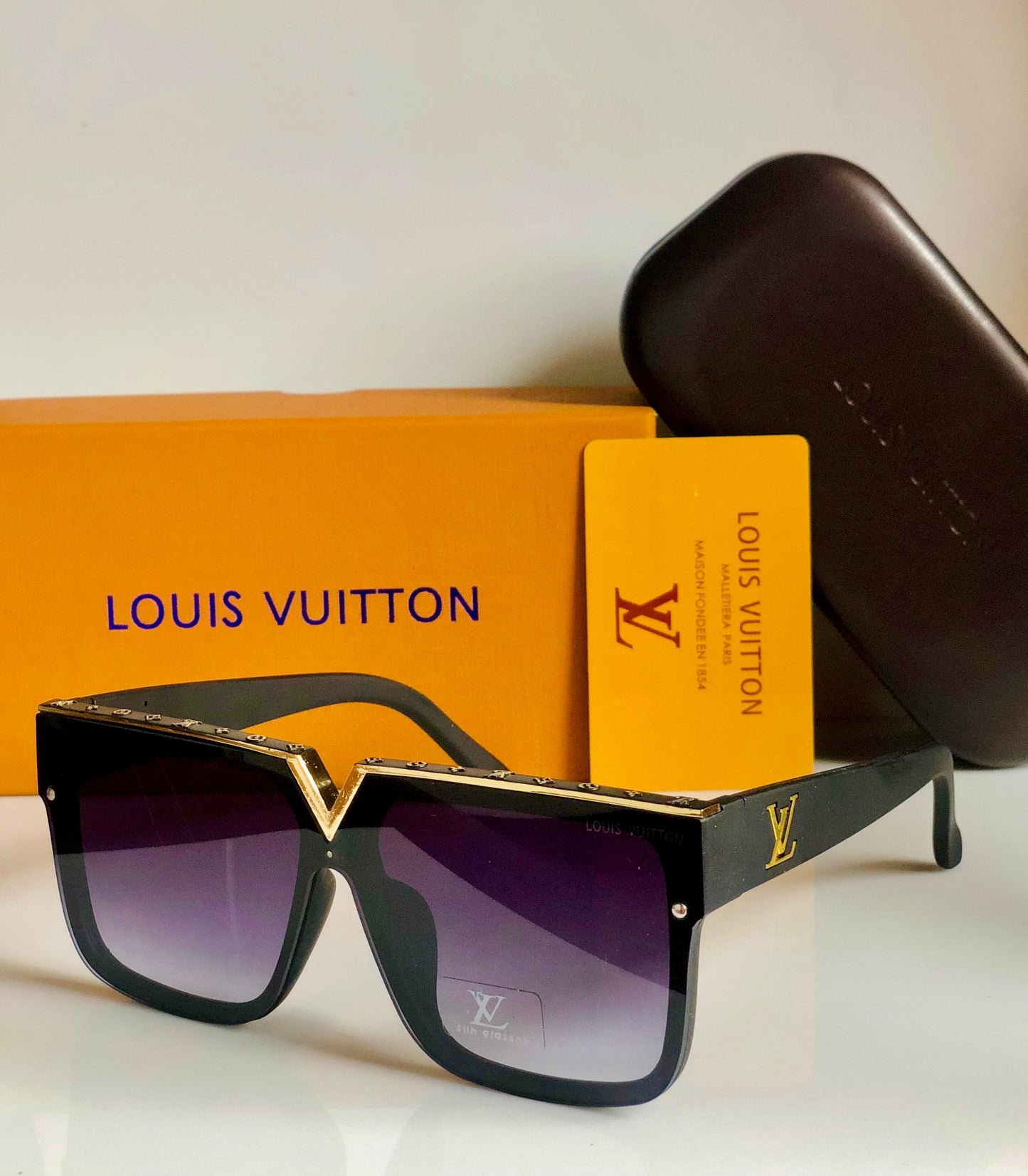 Lve Sunglasses for Men and Women Unisex Model