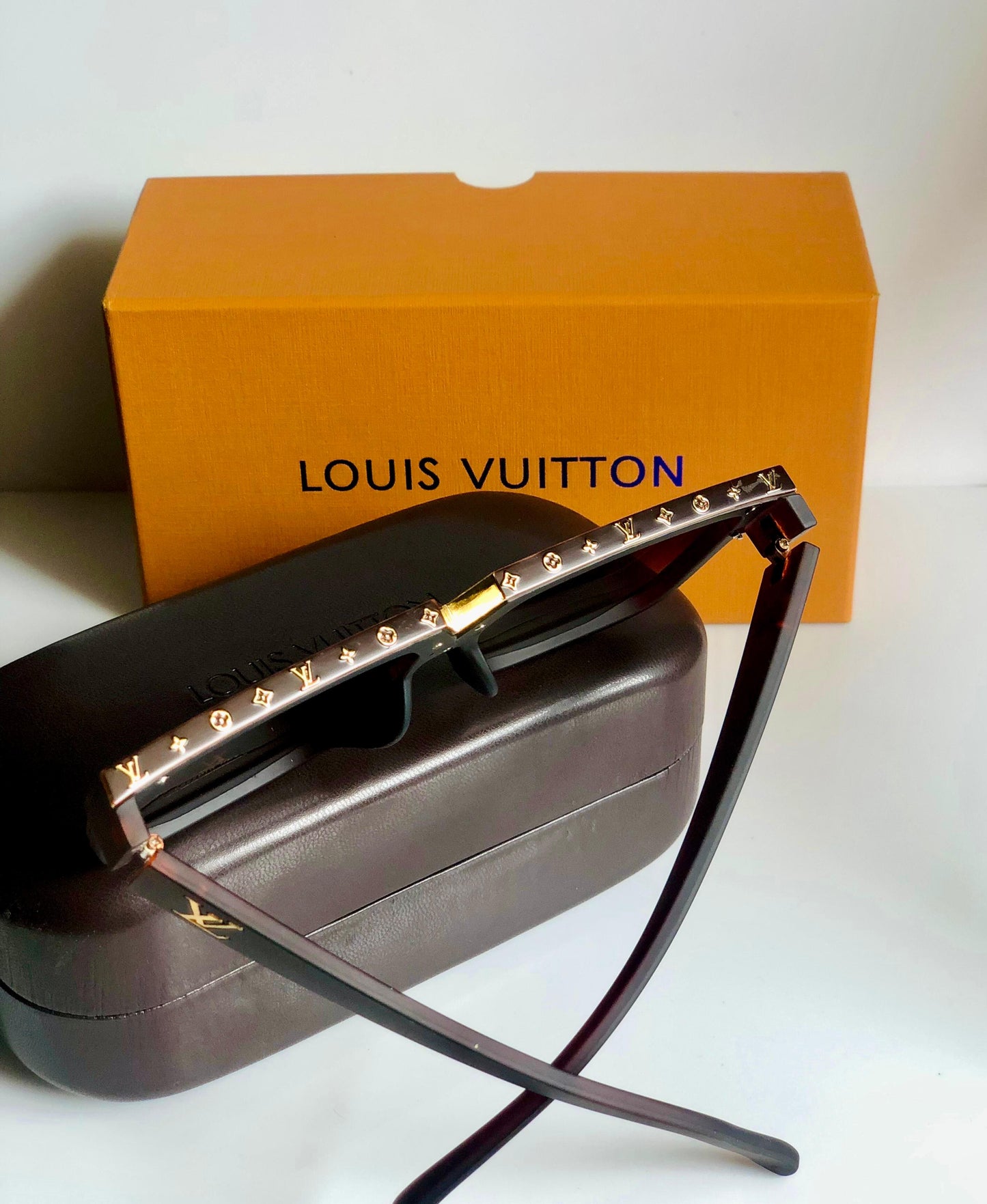 Lve Sunglasses for Men and Women Unisex Model