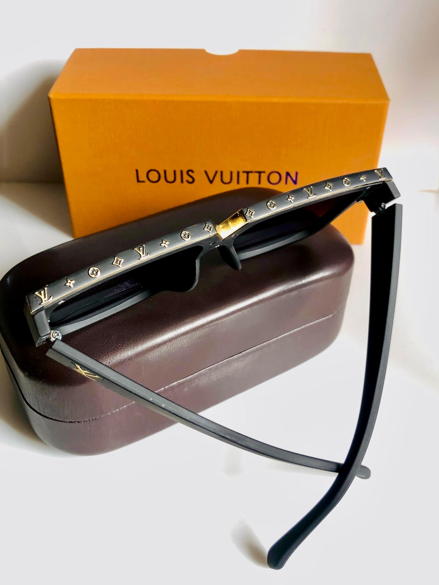 Lve Sunglasses for Men and Women Unisex Model