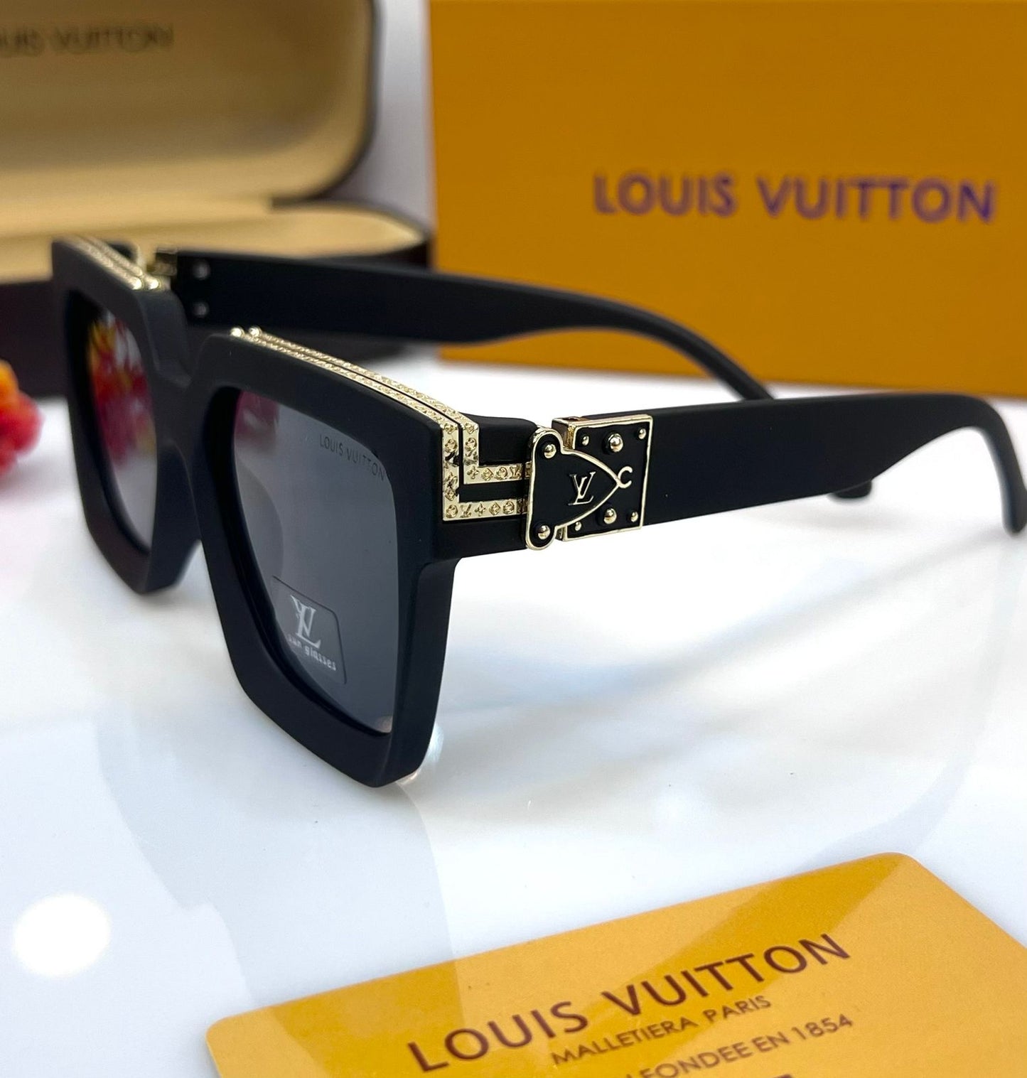 LvE Black Sunglasses for Men and Women