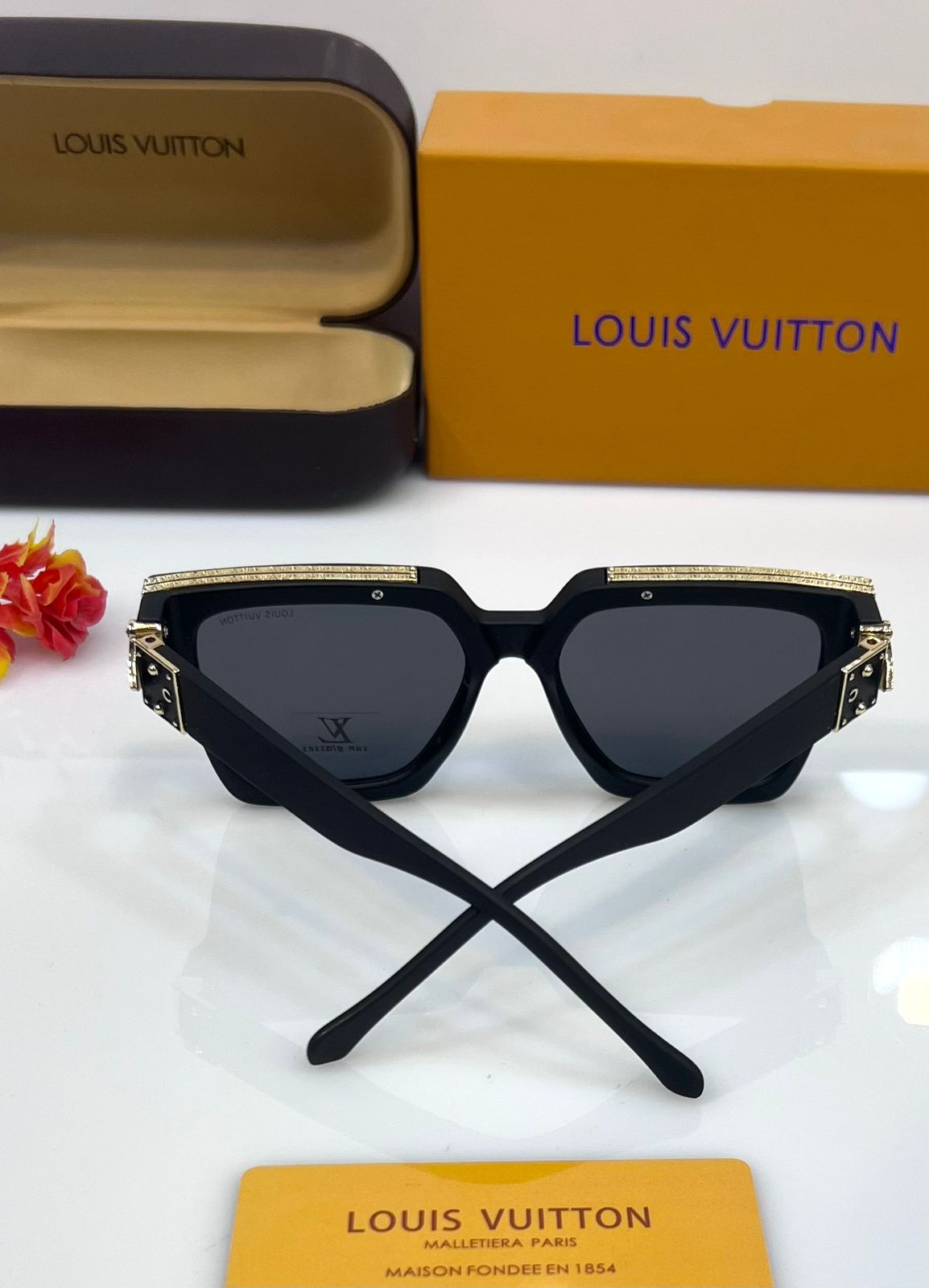 LvE Black Sunglasses for Men and Women