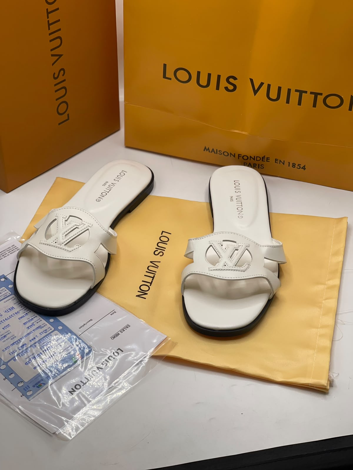 LvE Isola Flat Sandals Slippers for Women
