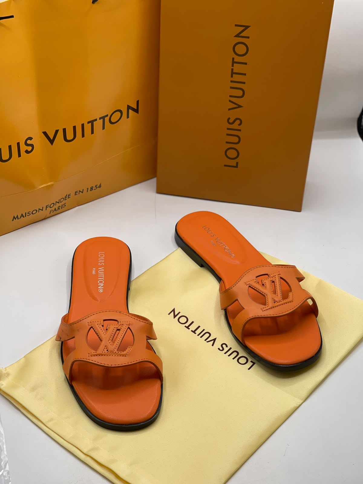 LvE Isola Flat Sandals Slippers for Women