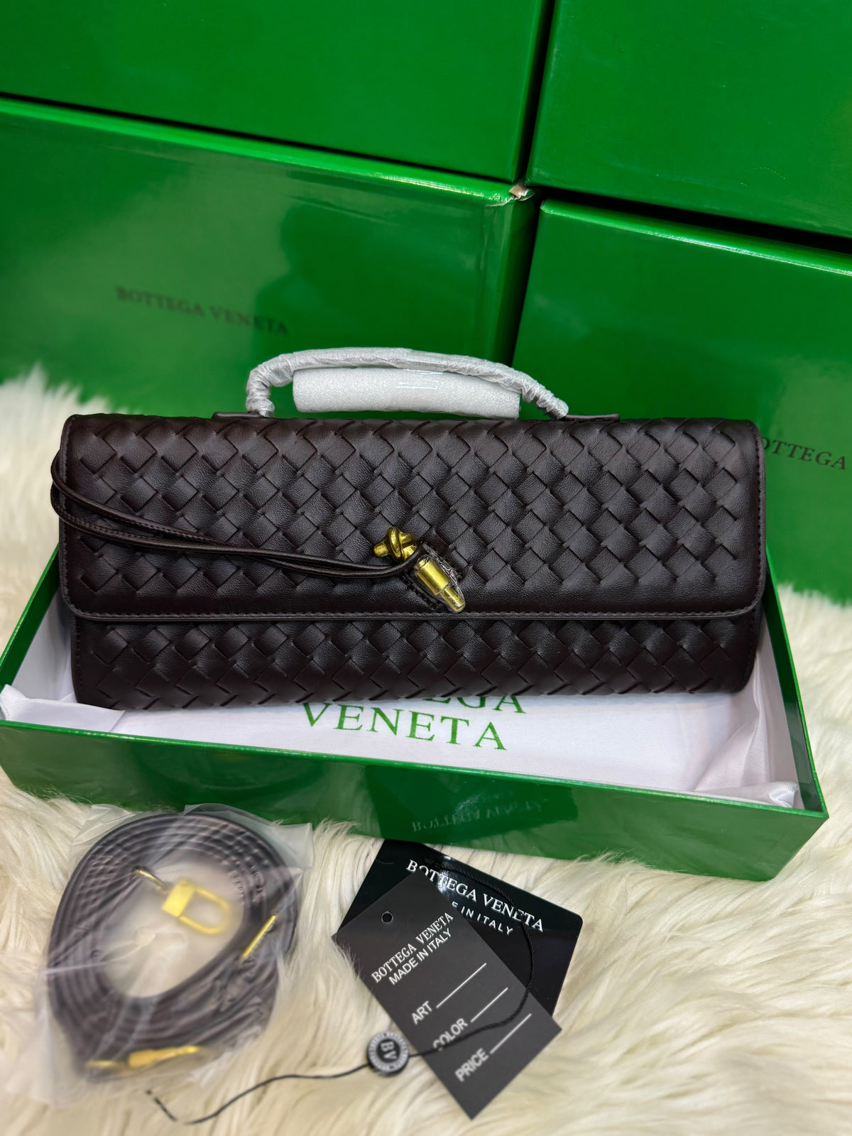 Famous Brand Bot-tega Ven-eta Andiamo Glossy Look Long Clutch Bag for Women