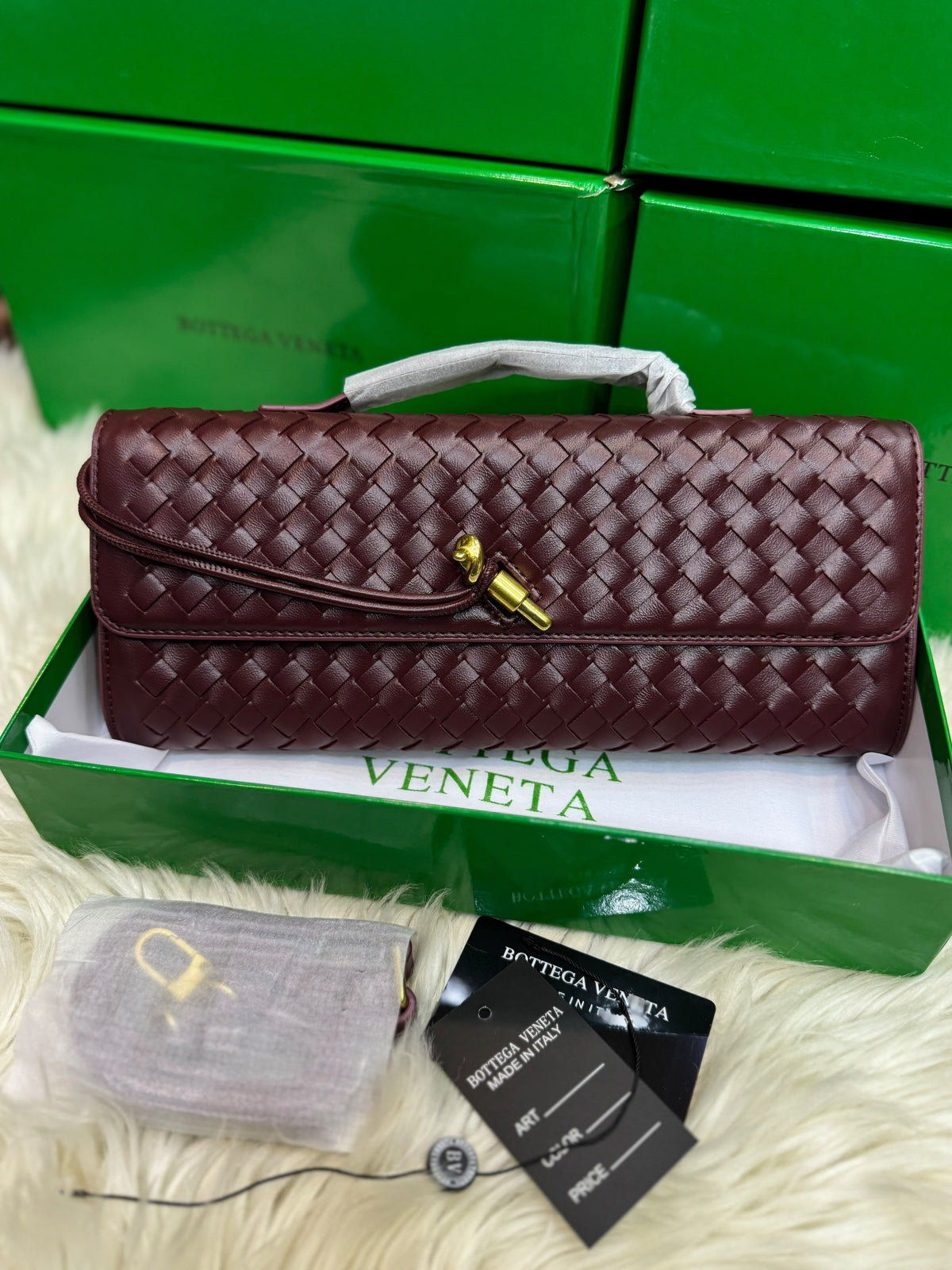 Famous Brand Bot-tega Ven-eta Andiamo Glossy Look Long Clutch Bag for Women