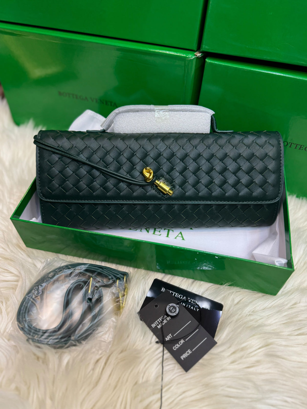 Famous Brand Bot-tega Ven-eta Andiamo Glossy Look Long Clutch Bag for Women