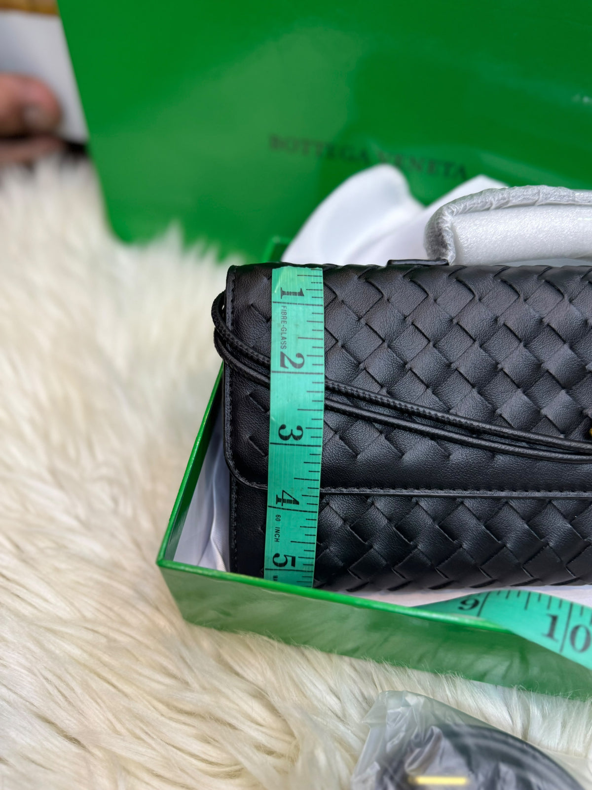Famous Brand Bot-tega Ven-eta Andiamo Glossy Look Long Clutch Bag for Women